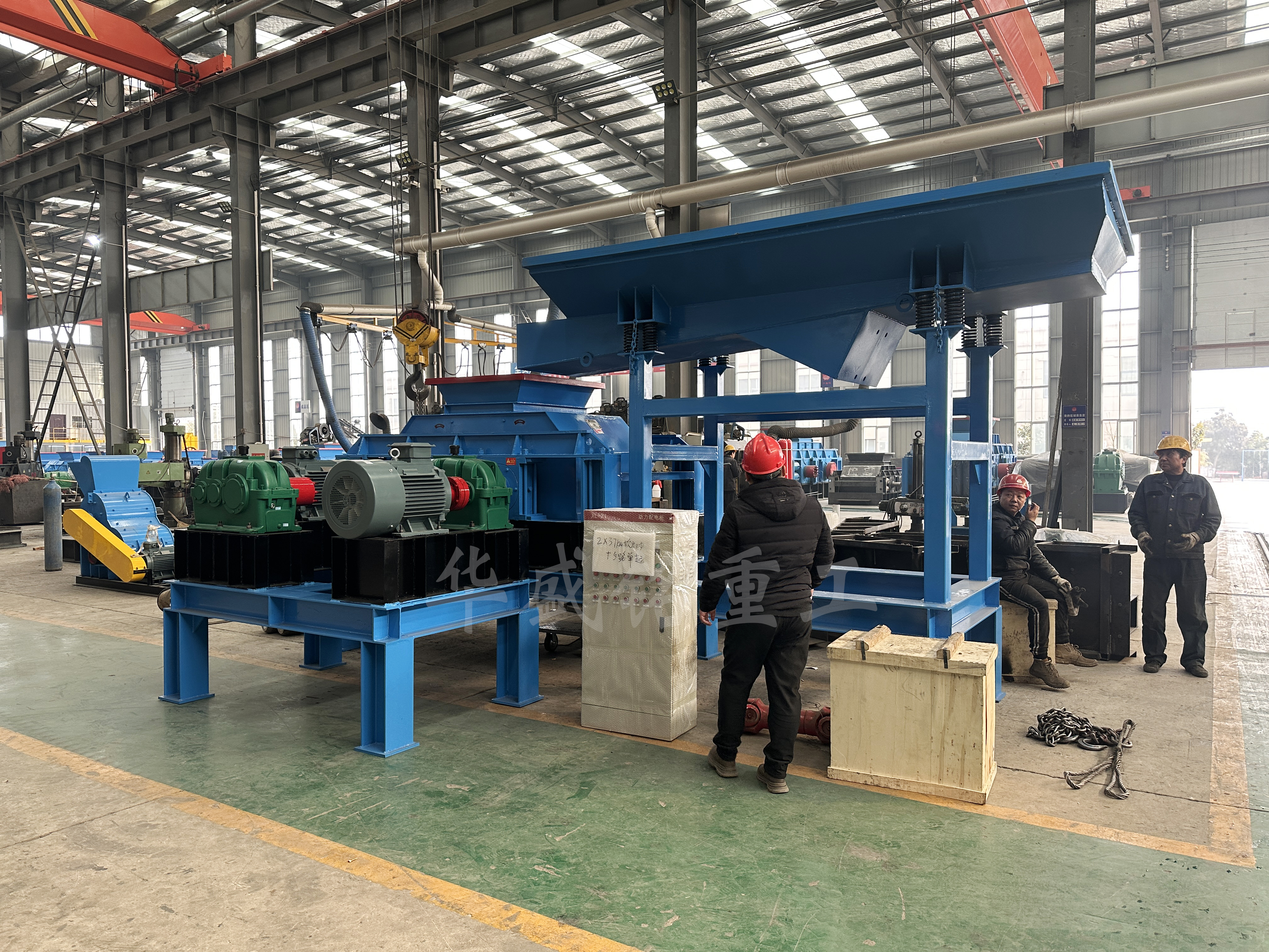 石英石破碎設(shè)備眾多，為何狼牙齒輥破碎機(jī)脫穎而出？