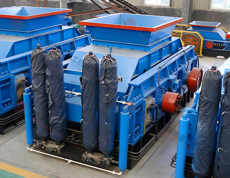 大型液壓對(duì)輥制砂機(jī)每小時(shí)出多少噸沙子？多少錢一臺(tái)？