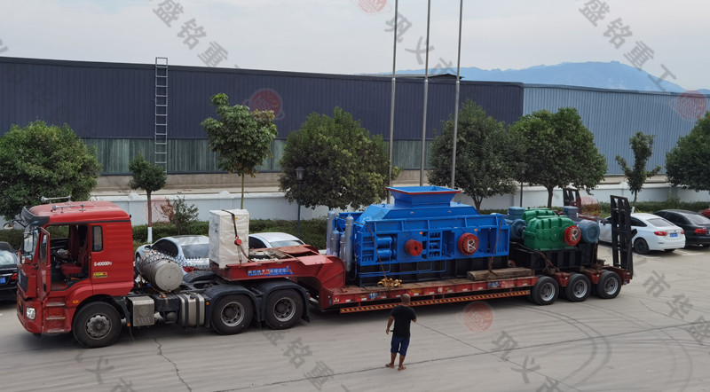 鞏義對(duì)輥制砂機(jī)廠家時(shí)產(chǎn)200噸裝車(chē)發(fā)貨